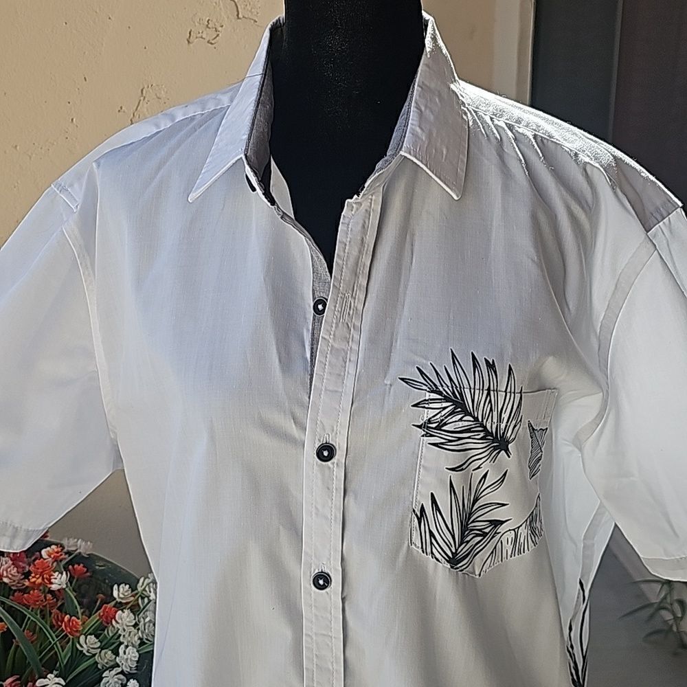 Mens Voyage craft + Flow white island style shirt size medium